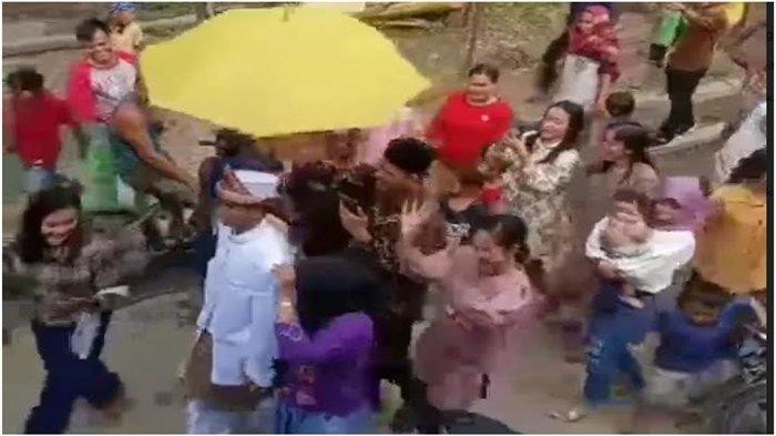 Đoàn rước dâu của chú rể Supandi. 