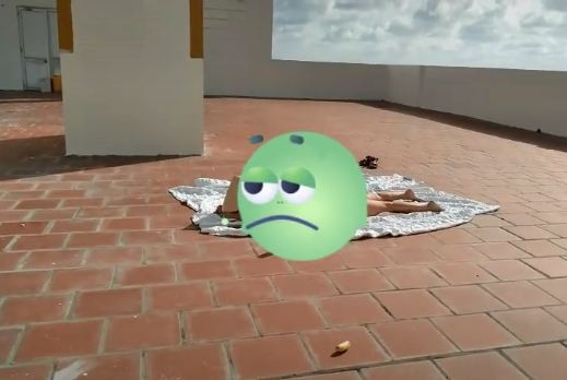 Người phụ nữ được cho là F0 thản nhiên nằm phơi nắng trên sân thượng chung cư. 