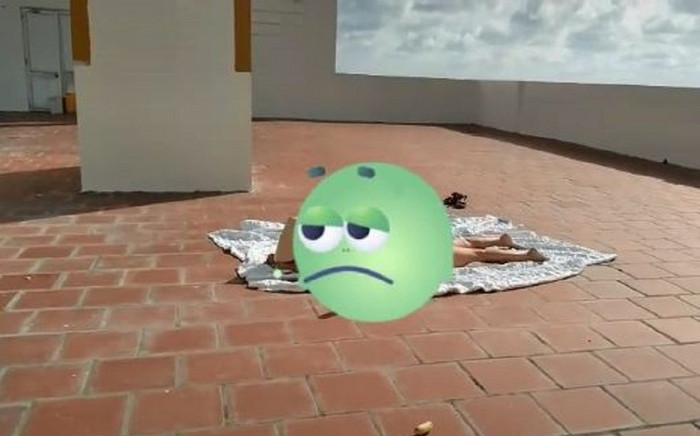 Người phụ nữ được cho là F0 ăn mặc 'mát mẻ' lên sân thượng phơi nắng, bị nhắc nhở vẫn nằm trơ trơ Ảnh 2