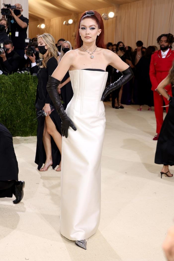 Met Gala 2021: Kendall Jenner đẹp nín thở với váy đính đá xuyên thấu soi rọi cơ thể Ảnh 6