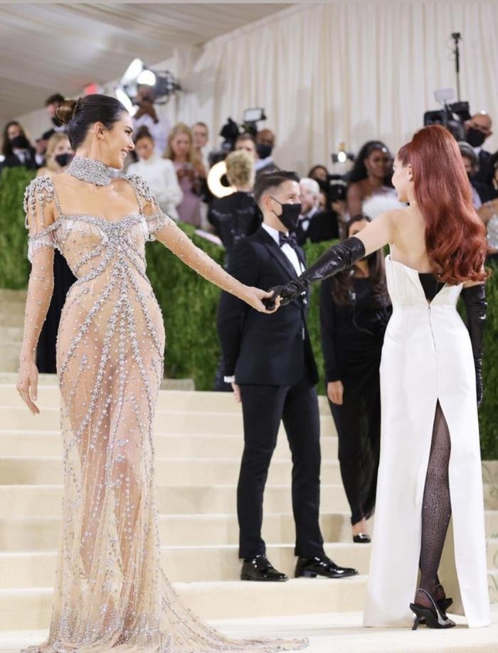 Met Gala 2021: Kendall Jenner đẹp nín thở với váy đính đá xuyên thấu soi rọi cơ thể Ảnh 5