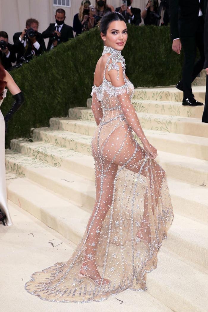 Met Gala 2021: Kendall Jenner đẹp nín thở với váy đính đá xuyên thấu soi rọi cơ thể Ảnh 3