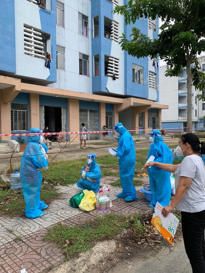 2 bé sơ sinh F0 bị bỏ rơi và những đêm trắng của 'vú em đời đầu': 'Yêu thương chân thành nó kỳ lạ vậy đó' Ảnh 3