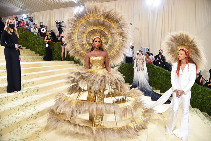 Những bộ cánh kì quái khó đỡ đánh đố người nhìn trên thảm đỏ Met Gala 2021 Ảnh 9