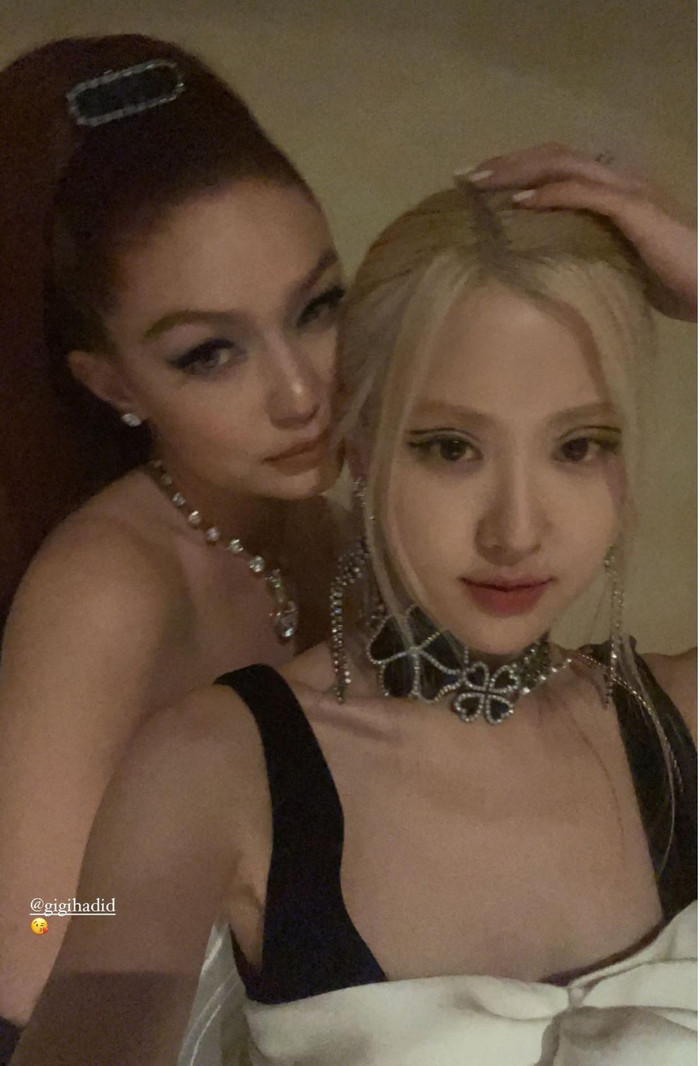 Rosé Black Pink selfie thắm thiết với Gigi Hadid, fan muốn xỉu vì cả hai quá đẹp Ảnh 1