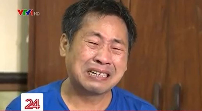 Người cha bật khóc vì thương các con phải sống và học tập trong điều kiện khó khăn, thiệt thòi. 