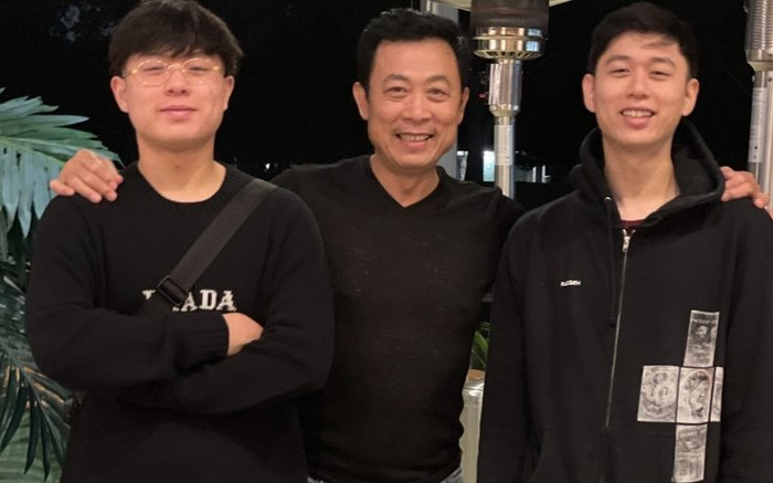 Vân Sơn đăng ảnh 'ngày ấy - bây giờ' của hai quý tử, điển trai phong độ chẳng hề kém cạnh bố Ảnh 2