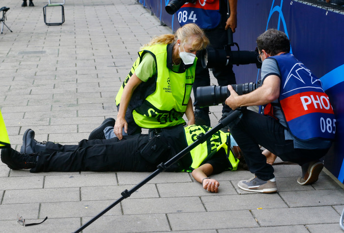 Ronaldo sút như búa bổ, hạ knock-out nữ nhân viên an ninh Ảnh 2