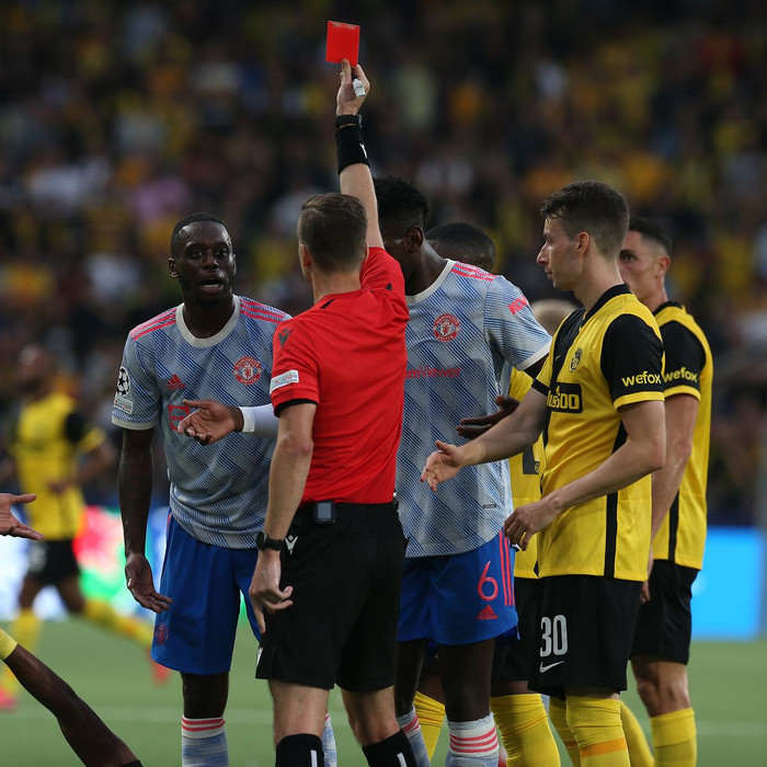 Tuy nhiên, chiếc thẻ đỏ của Wan-Bissaka khiến cục diện đảo chiều. MU chỉ còn chơi với 10 người và đánh mất thế trận trên sân.