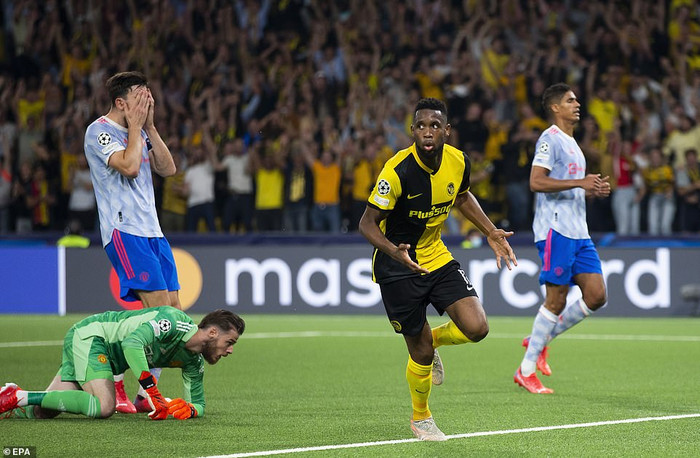 Với lợi thế chơi hơn người, Young Boys gây sức ép liên tục trong hiệp hai. Ngamaleu (66'), Siebatcheu (90' 5) ghi bàn giúp đại diện của Thụy Sĩ lội ngược dòng giành trọn 3 điểm.