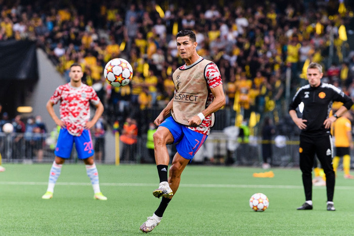 Sau màn ra mắt ấn tượng ở Premier League, Ronaldo cùng các đồng đội MU tràn đầy hưng phấn làm khách Young Boys ở Champions League. Trong lúc khởi động, CR7 đã gây ra một sự cố nhỏ.