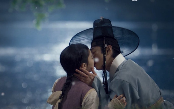 Cảnh hôn dưới trăng của Kim Yoo Jung và Ahn Hyo Seop giúp phim 'Lovers of the Red Sky' đạt rating 'khủng' Ảnh 2