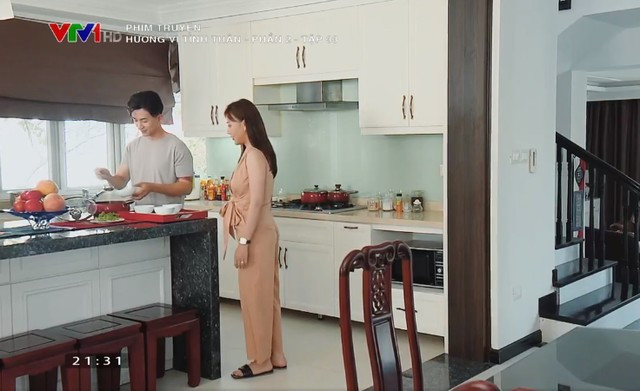 Đơn cử như chiếc áo này, nhìn từ phía trước cũng khá ổn nhưng do chi tiết nơ làm vòng eo Phương Oanh trông to lên thấy rõ, nhất là những góc máy ngang.