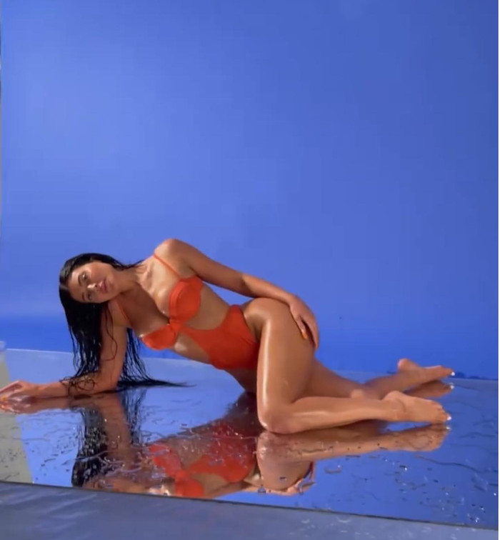 Loạt ảnh được cắt từ clip quảng bá cho hãng đồ bơi của Kylie thu hút sự chú ý của các tín đồ 