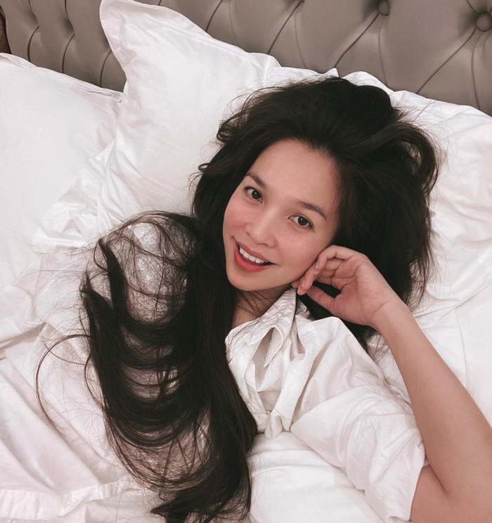 Hiền Thục khoe loạt ảnh giường chiếu tại nhà với visual mộc mạc 