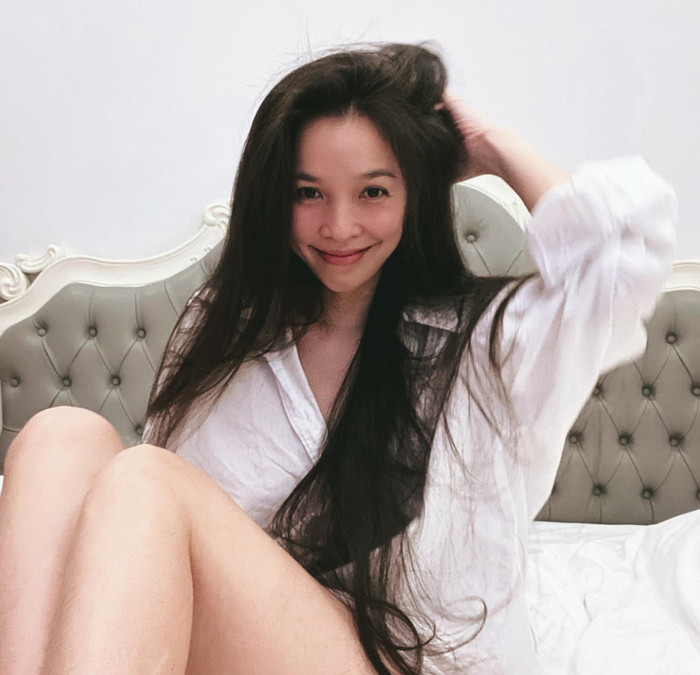 Chỉ mặc áo sơ mi trắng tinh khôi thôi mà Hiền Thục đã hớp hồn các fans trong loạt ảnh mới của mình