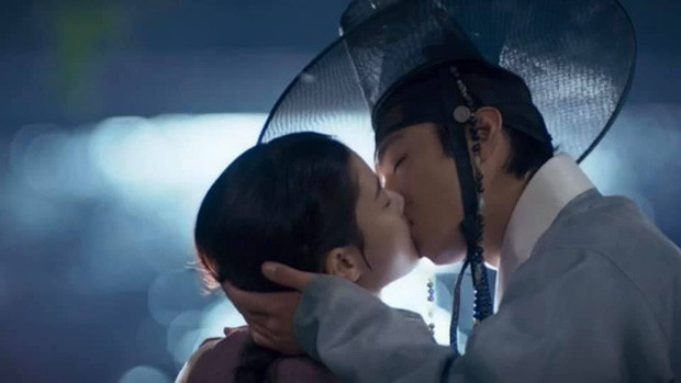Tình thương và lòng trắc ẩn kéo họ lại gần nhau