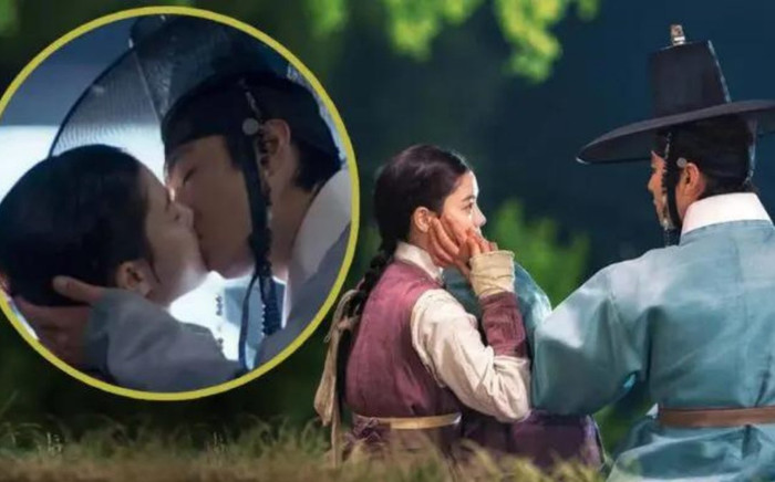 'Bầu trời rực đỏ' tập 6: Nhà chiêm tinh Ahn Hyo Seop khóa môi nữ họa sĩ Kim Yoo Jung dưới ánh trăng Ảnh 2
