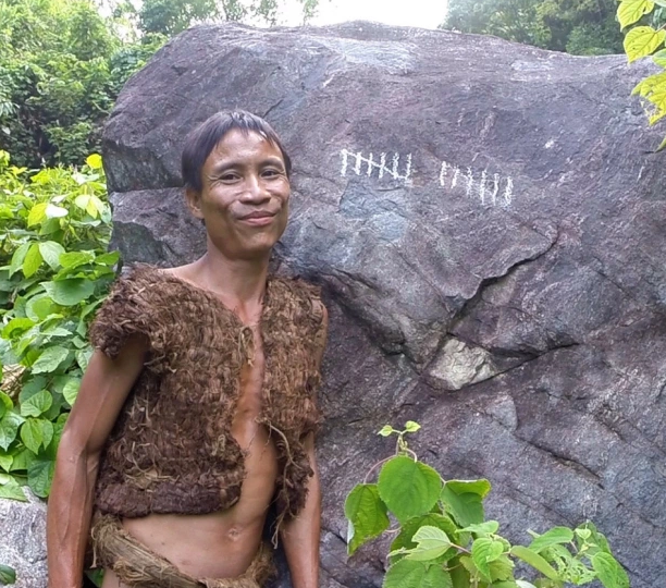 Hình ảnh ông Lang do nhà tám hiểm Cerezo chụp khi cùng ông trải nghiệm cuộc sống trong rừng. Ảnh: Docastaway