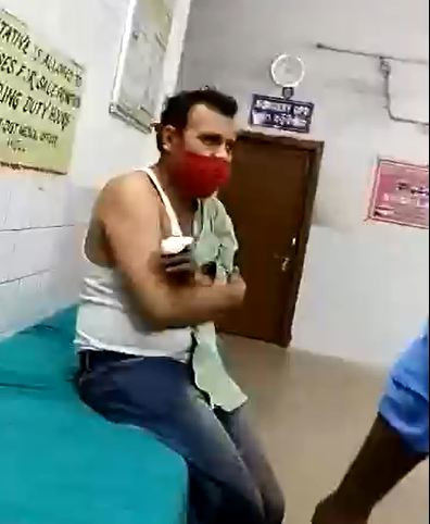 Người đàn ông tới điều trị vết thương, tiêm phòng uốn ván. 