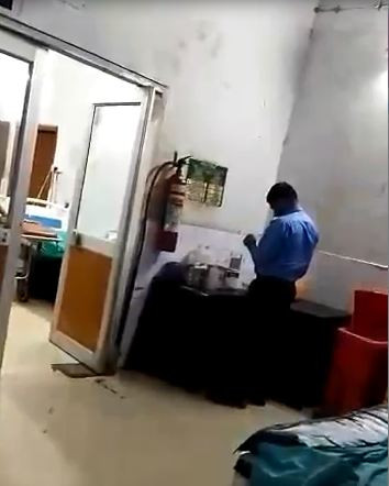 Nam bảo vệ đang tìm thuốc để tiêm cho người đàn ông. 