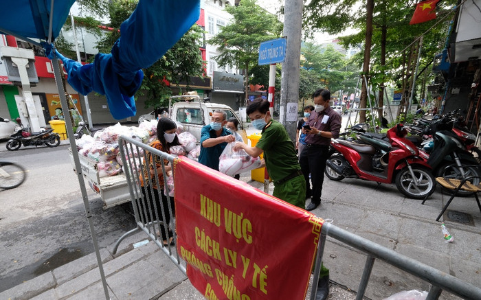 Video: Tiếp tế nhu yếu phẩm cho khu dân cư vừa phong tỏa với hơn 1.300 nhân khẩu tại quận Đống Đa Ảnh 2