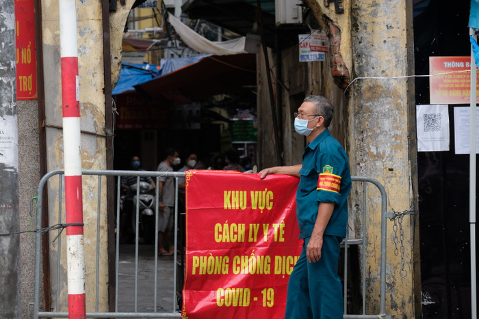 Lực lượng chức năng túc trực đảm bảo an ninh và nhắc nhở người dân tuân thủ nghiêm công tác phòng chống dịch.