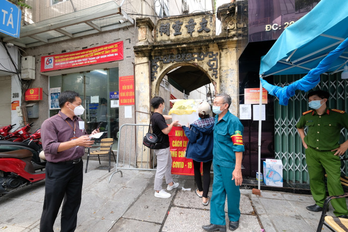 Lực lượng an ninh túc trực tại chốt kiểm dịch.