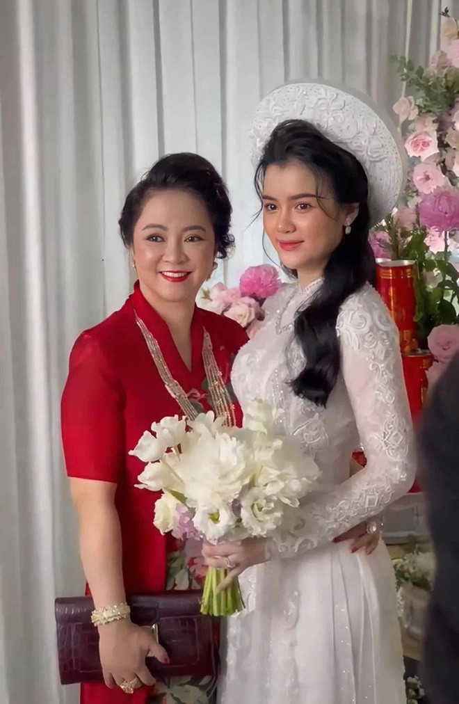 CEO Đại Nam bên cạnh con dâu tại lễ dạm ngõ hồi đầu tháng 5 vừa qua