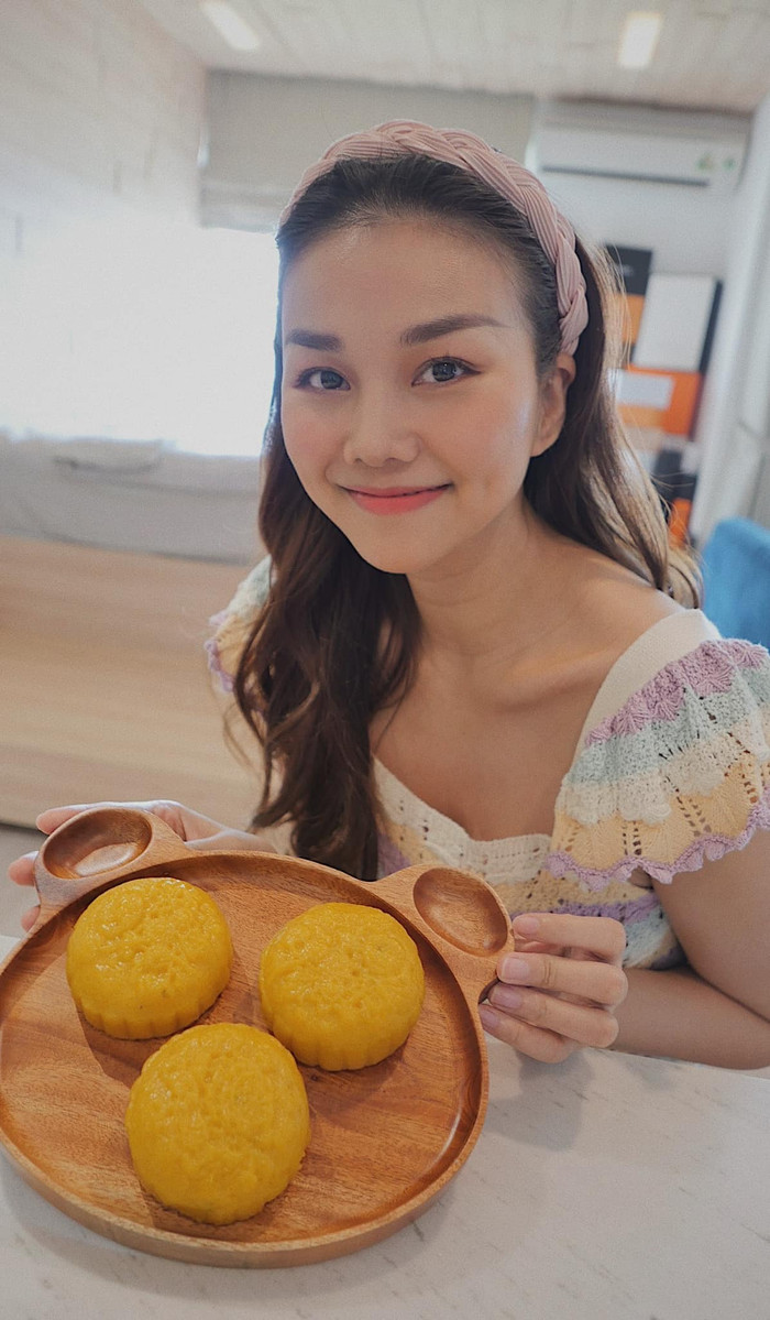 Chân dài đình đám tóc cài băng đô, mặc áo len móc đa màu sắc làm bánh trung thu