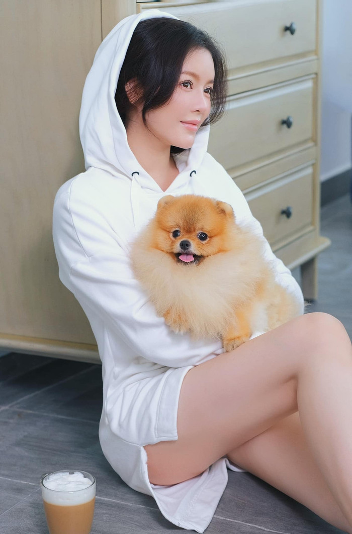 Lý Nhã Kỳ diện mốt giấu quần ở nhà với chiếc áo hoodie màu trắng khoe khéo đôi chân ngọc ngà