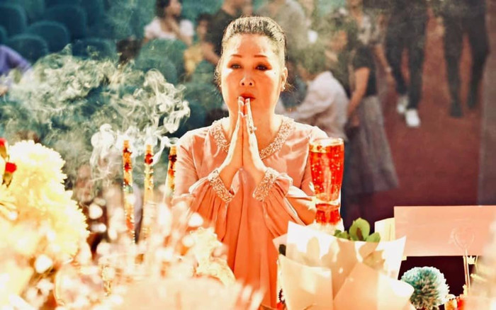 NSND Hồng Vân mong được thứ tội trong ngày giỗ Tổ, Long Nhật cầu xin che chở cho Phi Nhung Ảnh 2