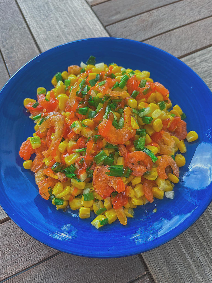 Lan Khuê chia sẻ cô ăn bắp xào với tôm khô còn cậu con trai Connor chỉ được ăn bắp xào với hành 