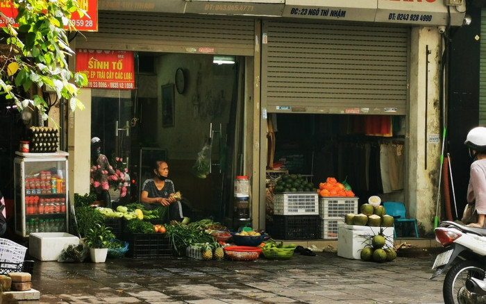 Hàng ăn uống tại nhiều quận ở Hà Nội bán mang về, người dân xếp hàng: 'Chờ gần tiếng rồi lại hết hàng' Ảnh 2