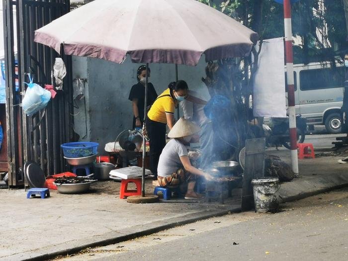 Hàng ăn uống tại nhiều quận ở Hà Nội bán mang về, người dân xếp hàng: 'Chờ gần tiếng rồi lại hết hàng' Ảnh 6