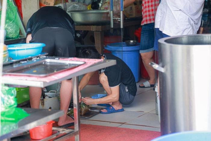 Hàng ăn uống tại nhiều quận ở Hà Nội bán mang về, người dân xếp hàng: 'Chờ gần tiếng rồi lại hết hàng' Ảnh 18