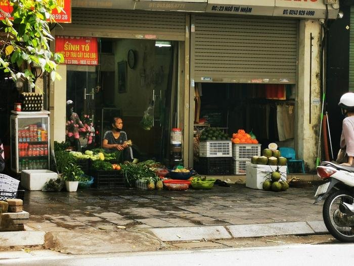 Hàng ăn uống tại nhiều quận ở Hà Nội bán mang về, người dân xếp hàng: 'Chờ gần tiếng rồi lại hết hàng' Ảnh 7