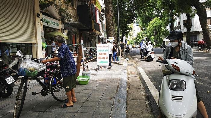 Hàng ăn uống tại nhiều quận ở Hà Nội bán mang về, người dân xếp hàng: 'Chờ gần tiếng rồi lại hết hàng' Ảnh 9