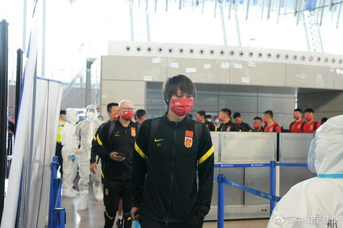 Thầy trò HLV Li Tie xa nhà suốt hai tháng qua vì phải đá sân khách và sân trung lập.