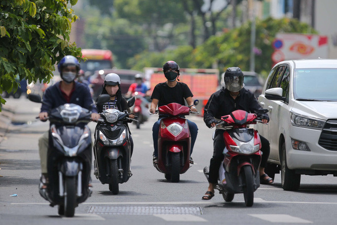 Một số tuyến đường chính như Nguyễn Thị Minh Khai, Cách Mạng Tháng 8, Lê Duẩn, Lý Thái Tổ, Ba Tháng Hai ... cũng nhộn nhịp xe cộ từ sáng đến trưa. Nguồn: Người Lao Động