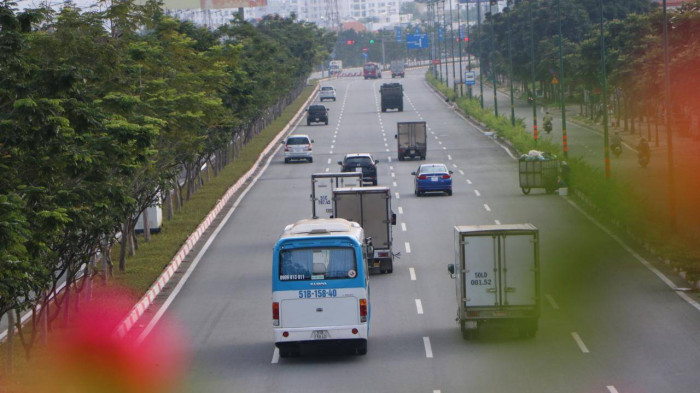Làn ô tô trên đại lộ Phạm Văn Đồng hướng từ quận Bình Thạnh về thành phố Thủ Đức đã đông hơn những ngày trước. Nguồn: Báo Giao Thông