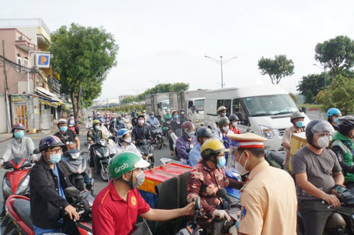 Phương tiện dồn ứ qua chốt kiểm soát quét mã QR di chuyển nội địa đoạn gần mũi tàu Cộng Hòa - Trường Chinh. Nguồn: Dân Việt