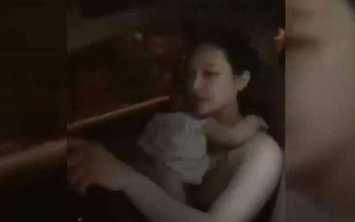 Người mẹ trẻ vừa ôm con ngủ, vừa lái ô tô bằng 1 tay rồi liên tục nhìn máy quay gây bức xúc Ảnh 2