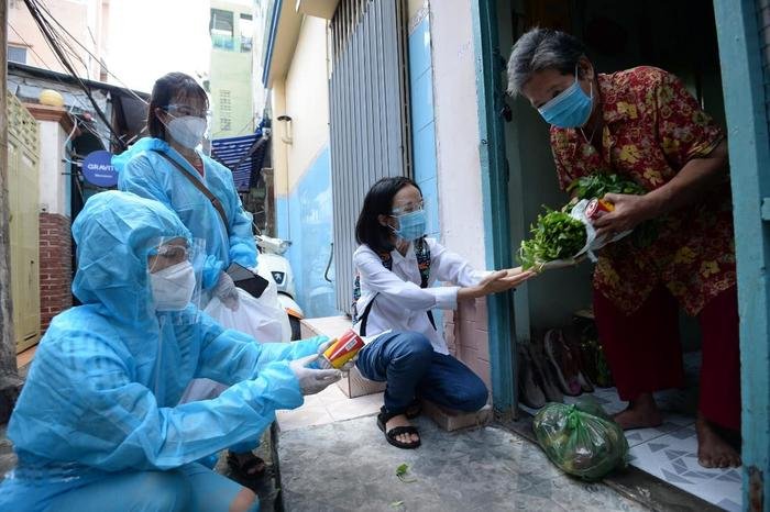 Giữa loạt tuyên bố 'rút lui' làm từ thiện của đồng nghiệp, một ca sĩ nổi tiếng bất ngờ làm điều ngược lại Ảnh 3