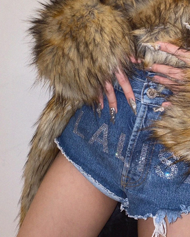 Bộ nail này nếu chỉ để riêng thì không có gì đặc biệt, nhưng nó lại khớp hoàn toàn với chiếc áo lông của Lisa. Điều này cho thấy nghệ sĩ làm móng đã nghiên cứu trang phục rất kỹ lưỡng để tạo ra những mẫu nail chỉ phù hợp với riêng Lisa. 