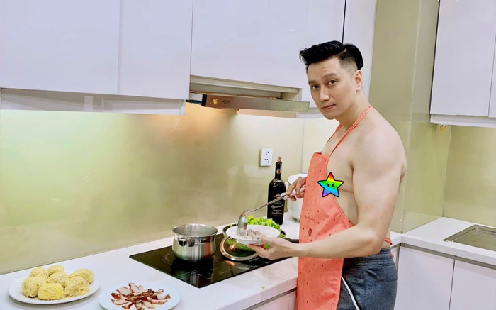 Cởi trần vào bếp nấu ăn, Việt Anh bị dân mạng săm soi những chi tiết 'khó đỡ' trên body Ảnh 2