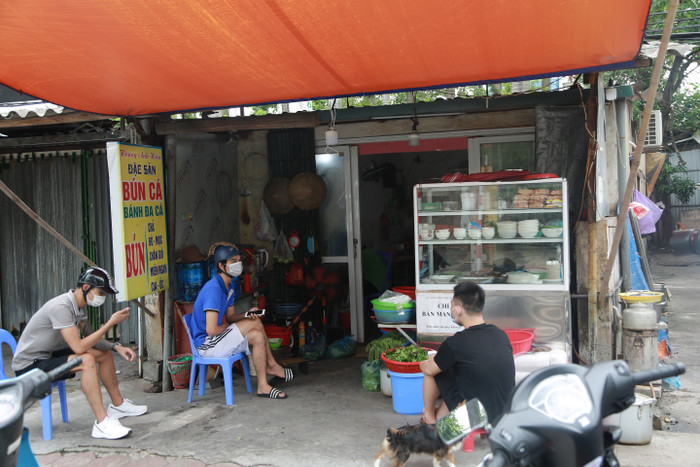 Nhiều hàng quán đã được bán mang về từ 12h ngày 16/9.