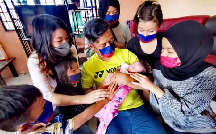 Không tin Covid-19 là có thật, người đàn ông mất vợ đang mang thai 7 tháng, 5 đứa con cũng bị nhiễm bệnh Ảnh 2