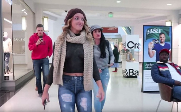 Cô gái 'không mặc quần áo' xuất hiện ở trung tâm thương mại nhưng mọi người lại chẳng ngạc nhiên Ảnh 2