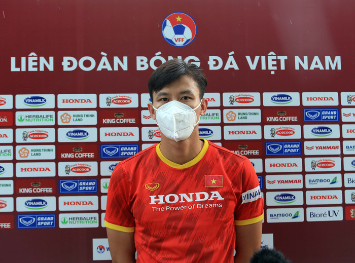 Quế Ngọc Hải trả lời truyền thông trước buổi tập chiều 16/9.